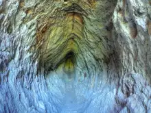 Пещера Утробата
